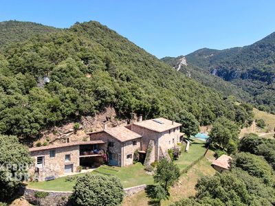Gran masía aislada con piscina y vistas de ensueño