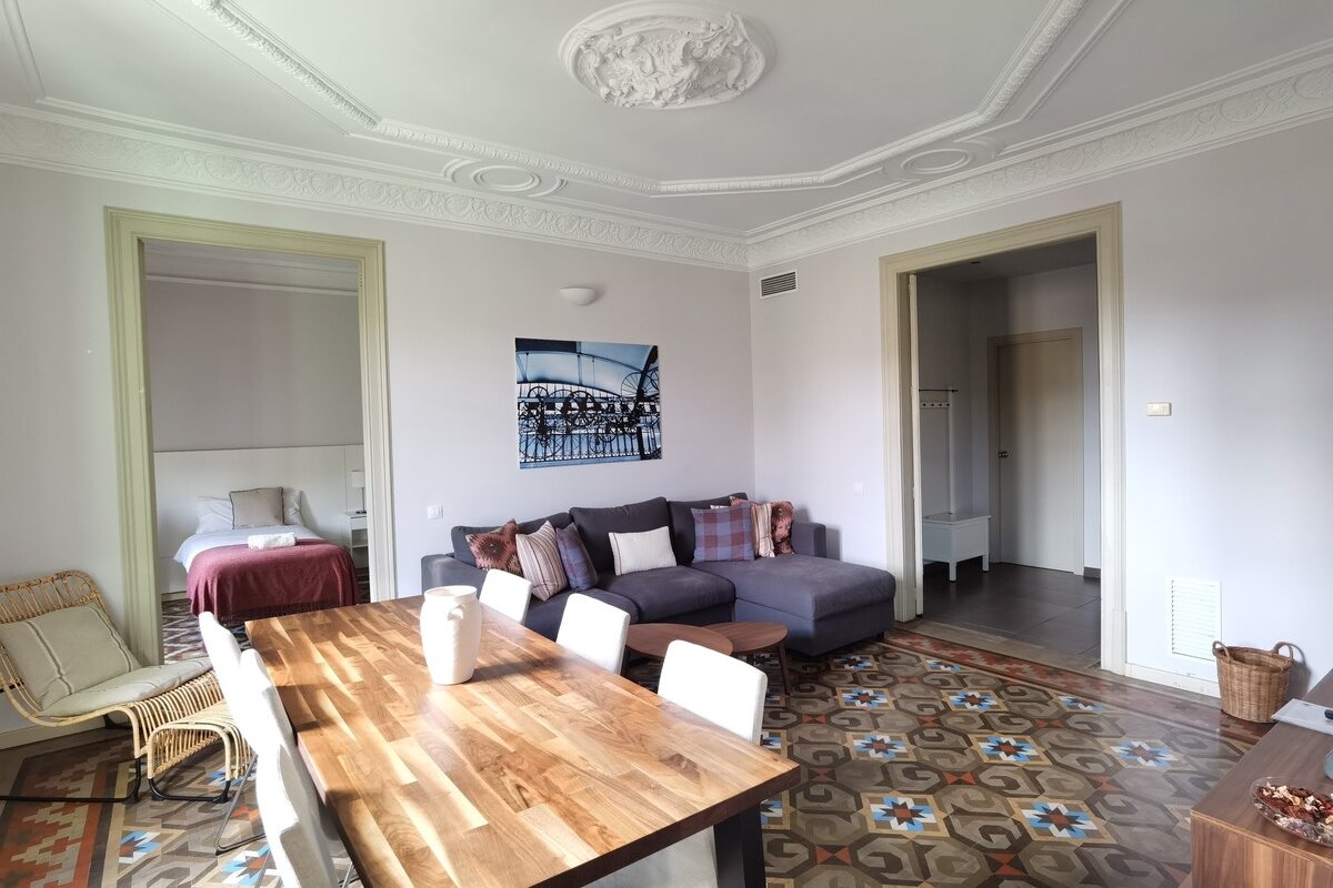 Grand 3BR Penthouse + Pool, A/C – Center BCN gallery image 4