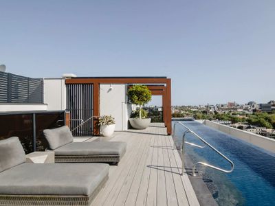 Abbotsford Abode With Pool, Parking & Gym