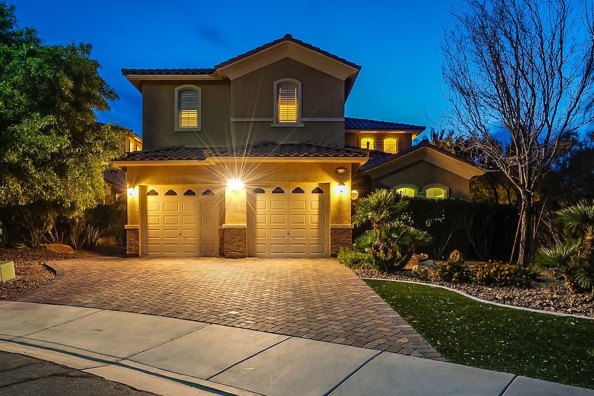 Luxury 3 Bed | 3.5 Bath | Sparkling Heated Pool gallery image 2