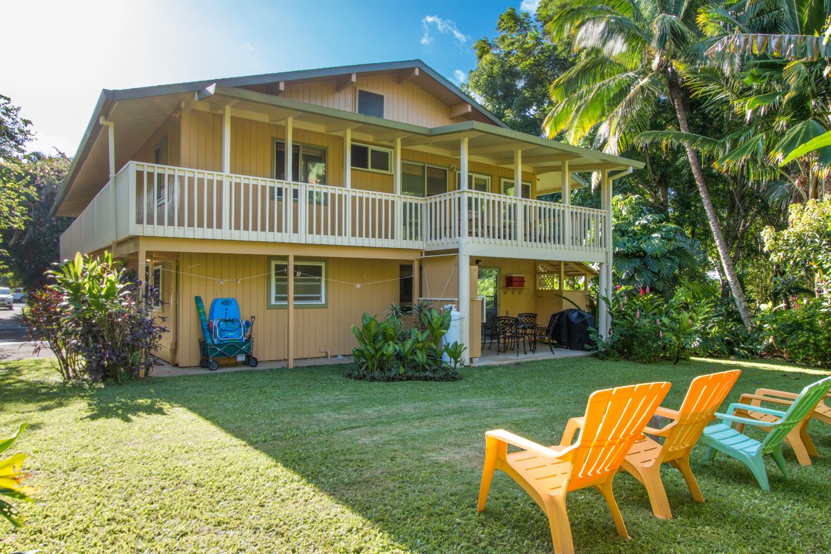 Beautiful Home One Block to Beach at Hanalei Bay