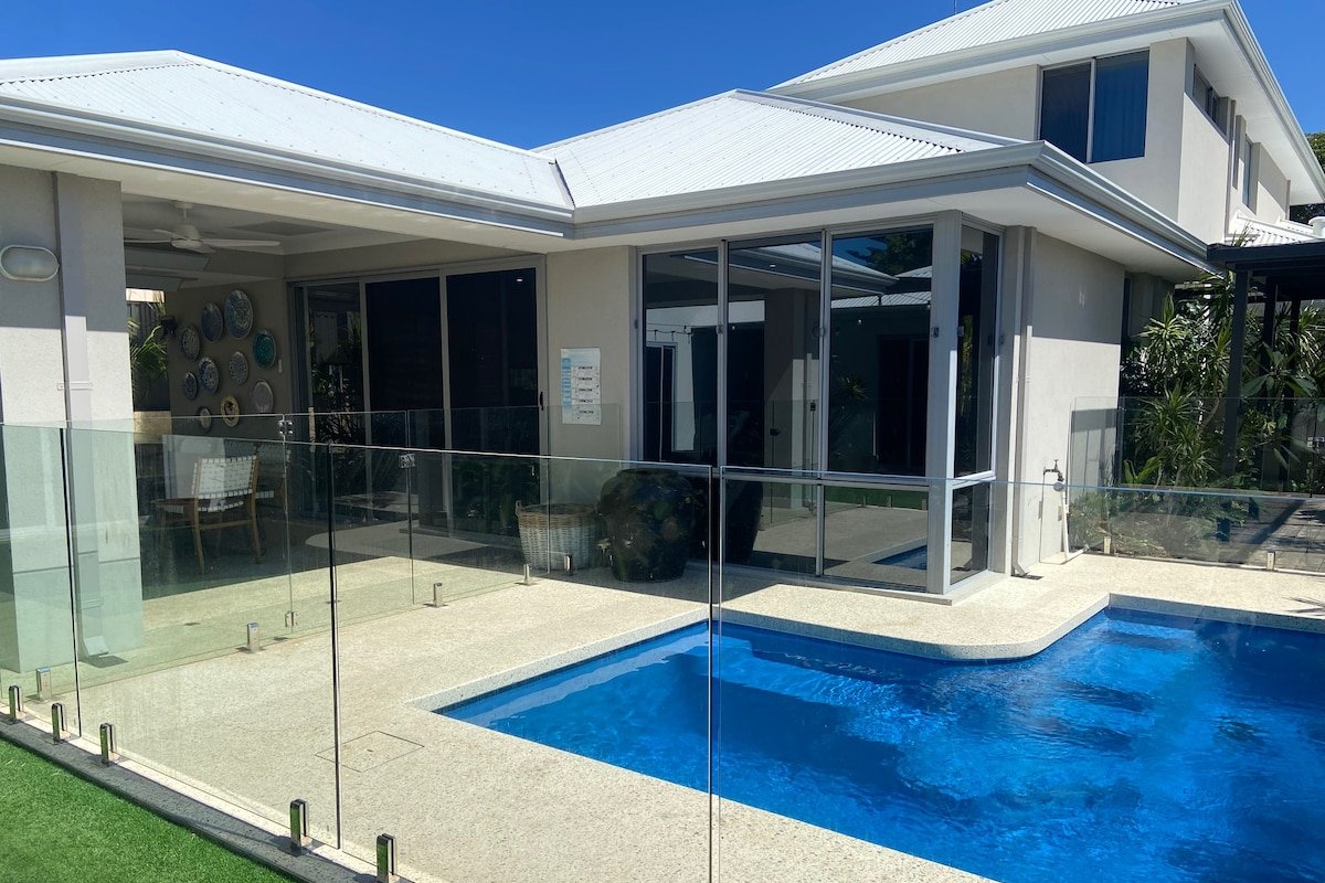 MiaMia : Ultra Modern Home with Pool & Courtyard gallery image 3