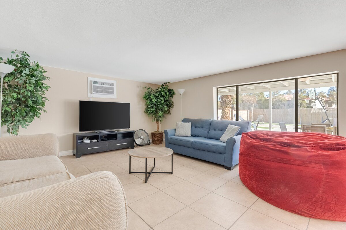 Epic 5BR Vegas Oasis: Huge Pool, All Amenities! gallery image 4