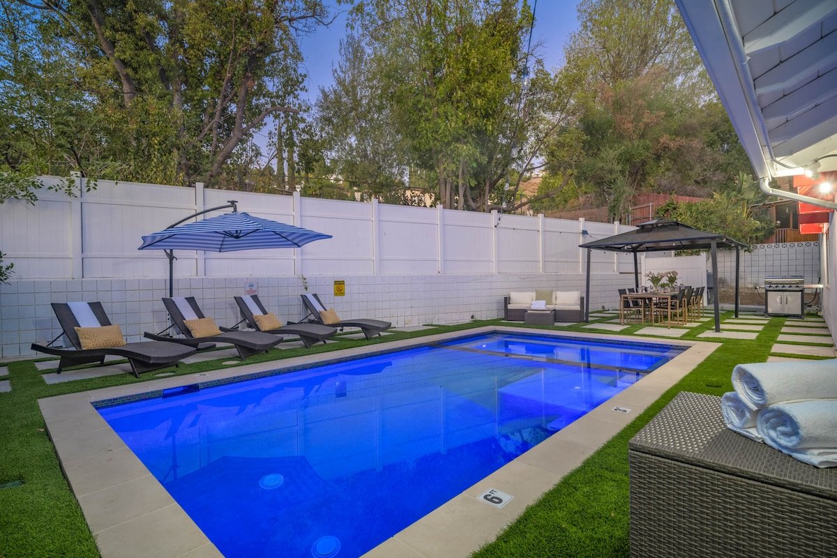 133 Stunning Home-Huge Dining/Pool Table Pool/Spa gallery image 3