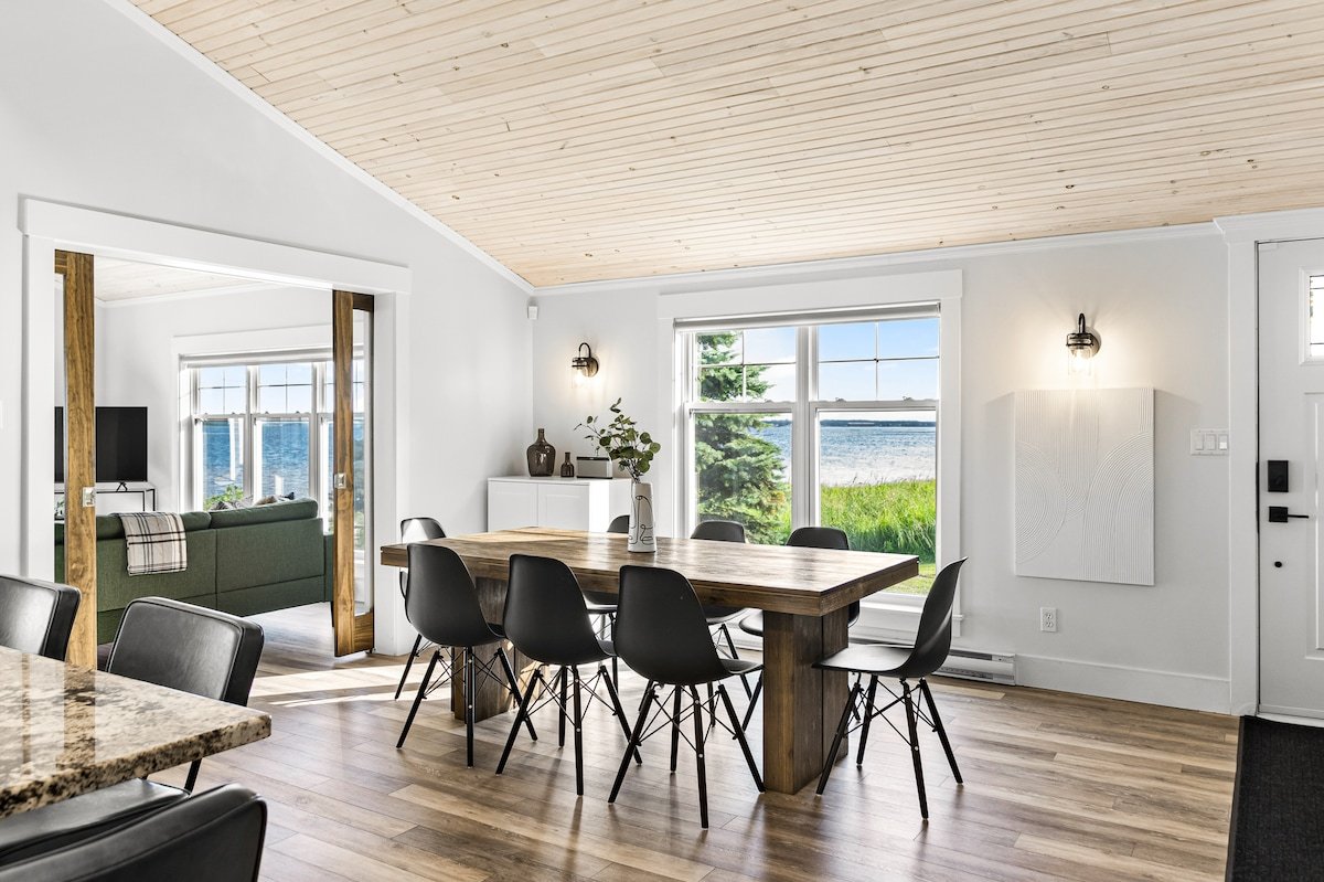 Contemporary Oceanfront Getaway gallery image 5