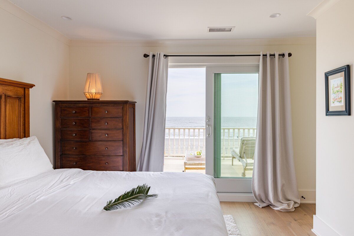 702 Ocean Blvd. ~ Oceanfront, 6 bd, pool, hot tub gallery image 5