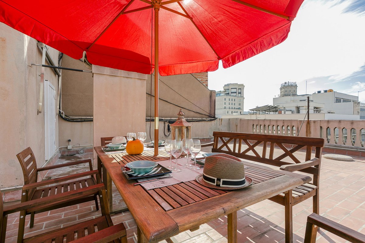 Penthouse apartment with terrace in Pau Claris