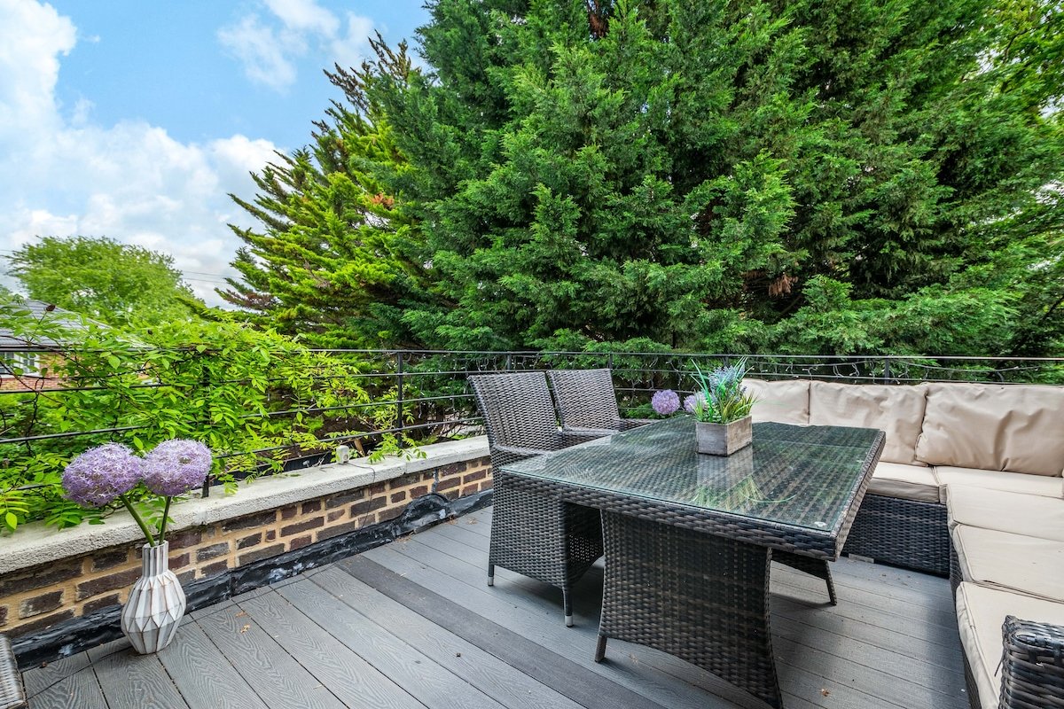 Gatsby Villa London with garden and fancy hot tub gallery image 4