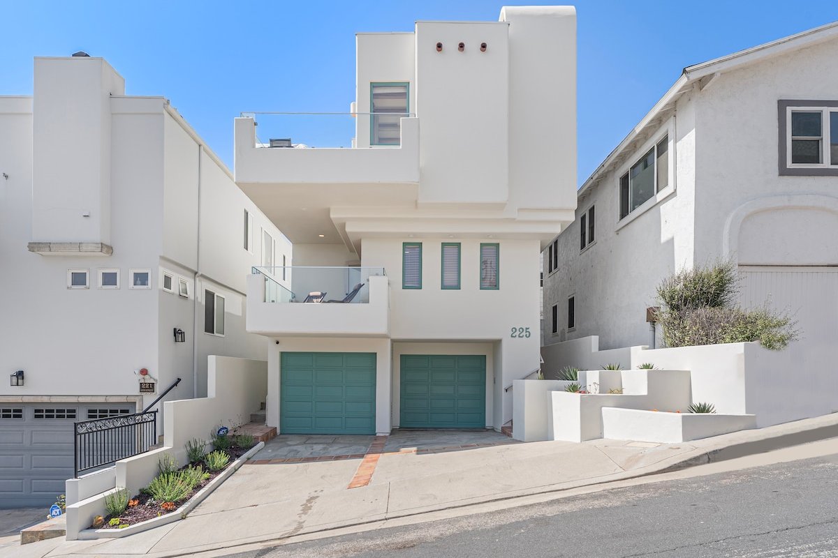 Expansive Home, Block to Beach w Views and Parking gallery image 2