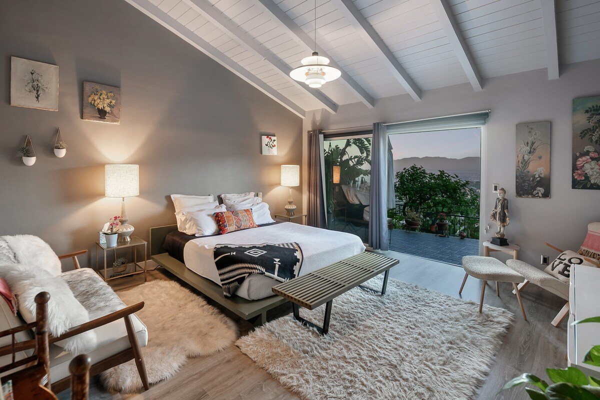 Cozy Mid-Century Pad Fab Views & Fireplace gallery image 5