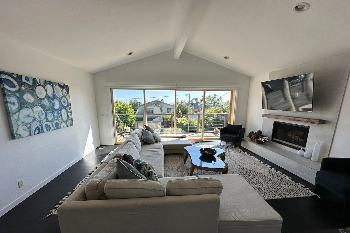 Spacious Coastal Retreat near the Harbor/Beaches gallery image 4