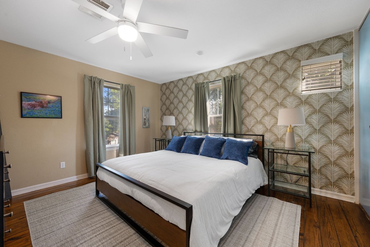 ATX Oasis! 3-Story Home – Heated Pool, Spa, Sauna! gallery image 5