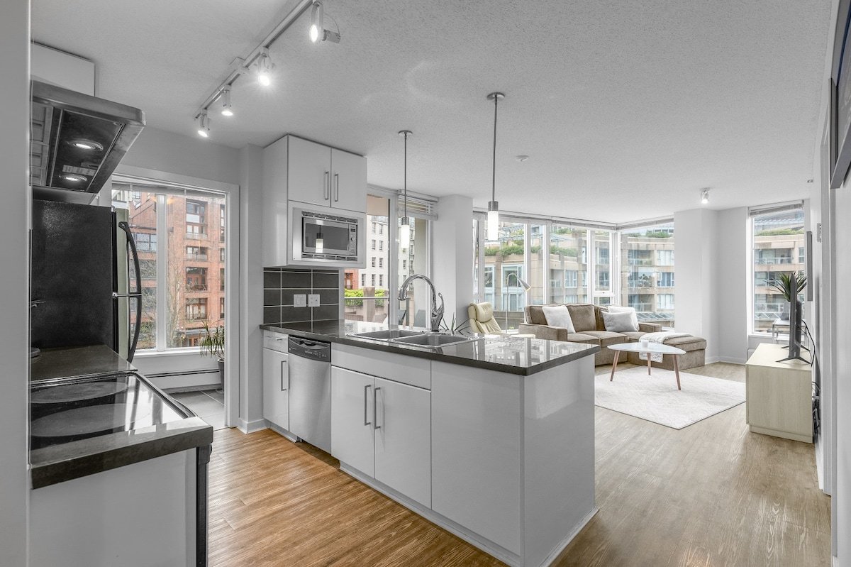 3 beds-Downtown, Free Parking/Hot-tub/Pool, Condo gallery image 2