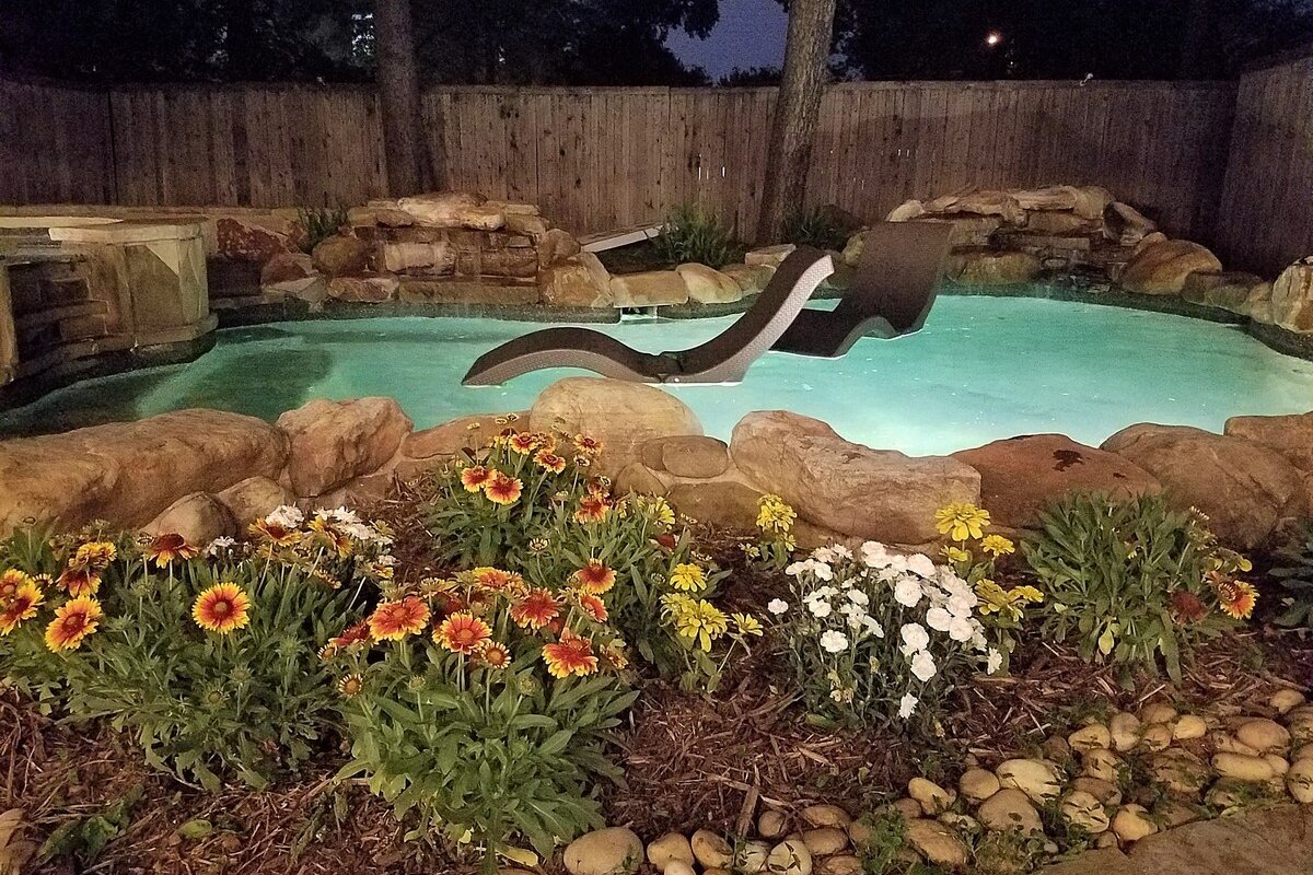 Downtown 4 Bed with Pool and Spa! Near It All! gallery image 4