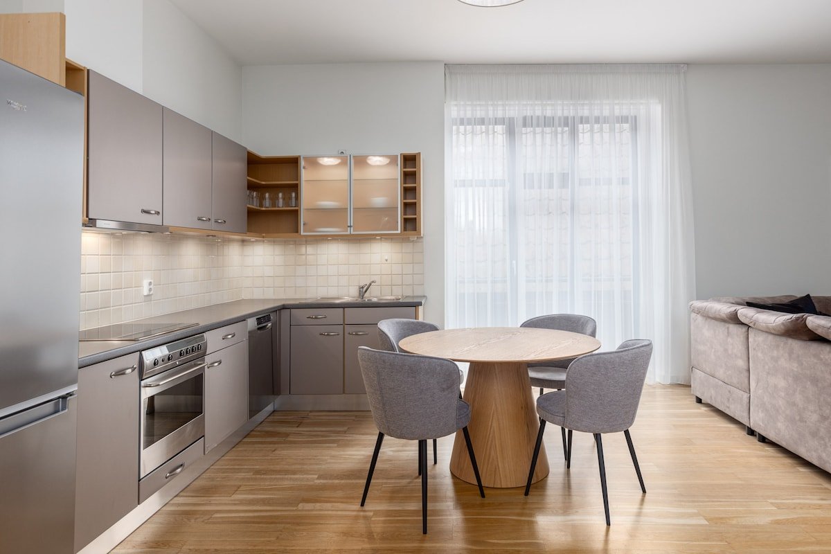 Spacious 2 bedroom Old Town apartment w/ AC gallery image 4