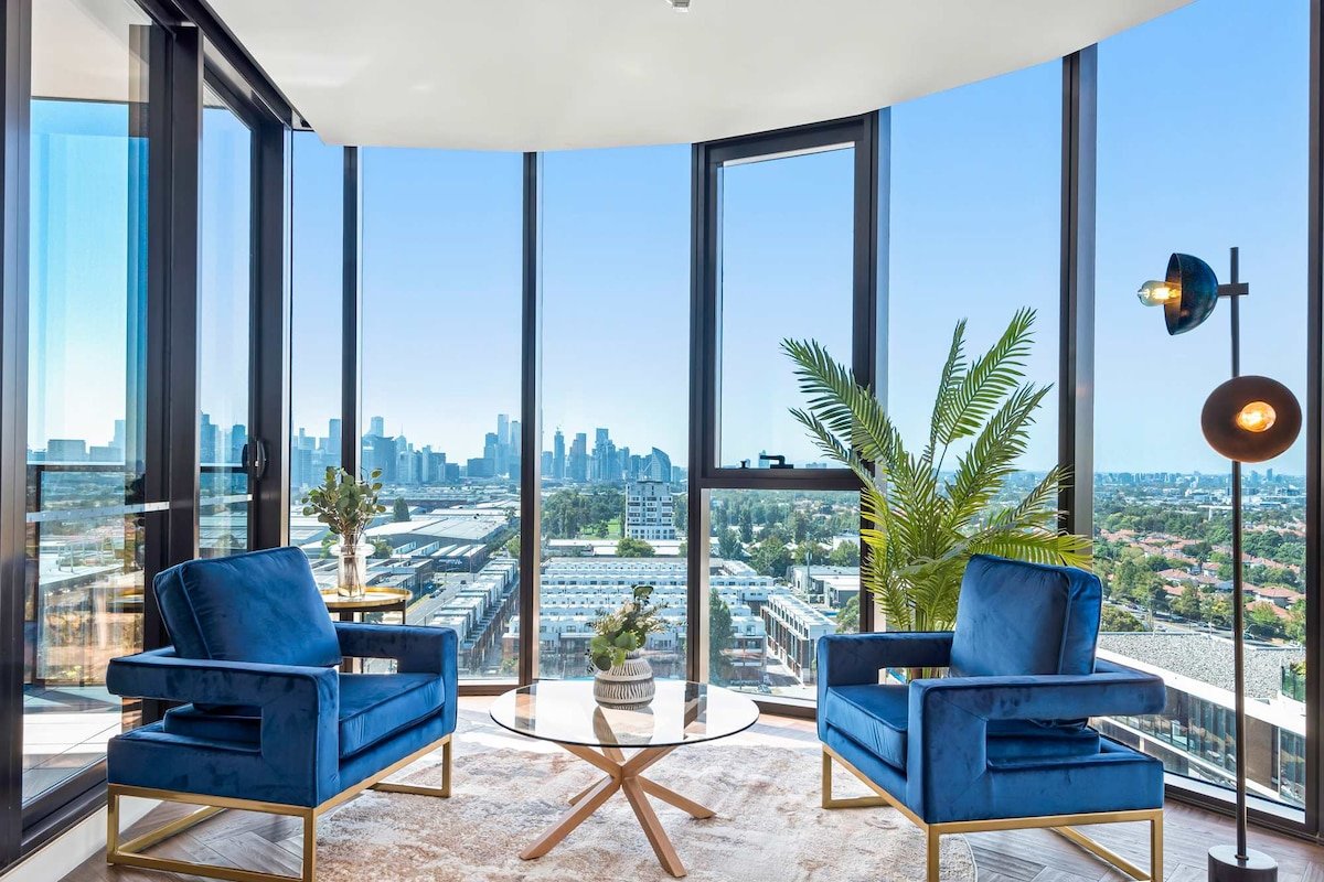 Ultralux 4BD Penthouse + Views in Beachside Resort gallery image 2