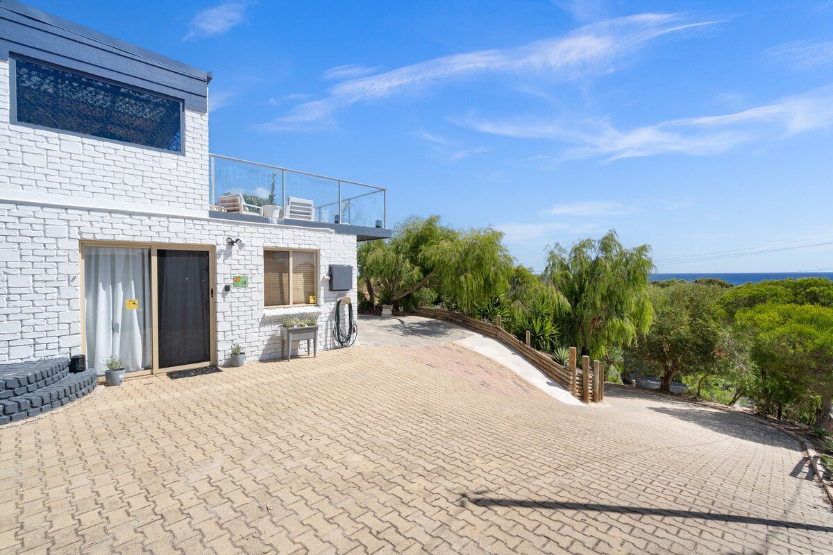 Oceanview Manor by Peppy Beach Retreats® gallery image 3