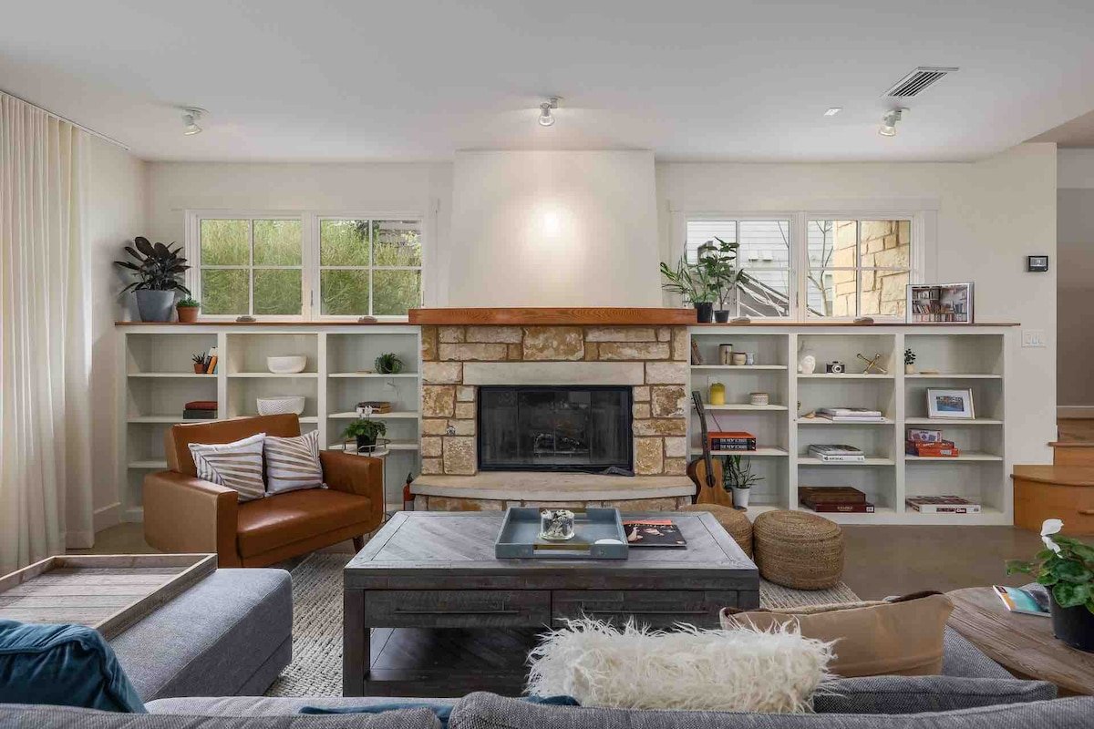 Clarksville Modern Luxury Vacation Home gallery image 4