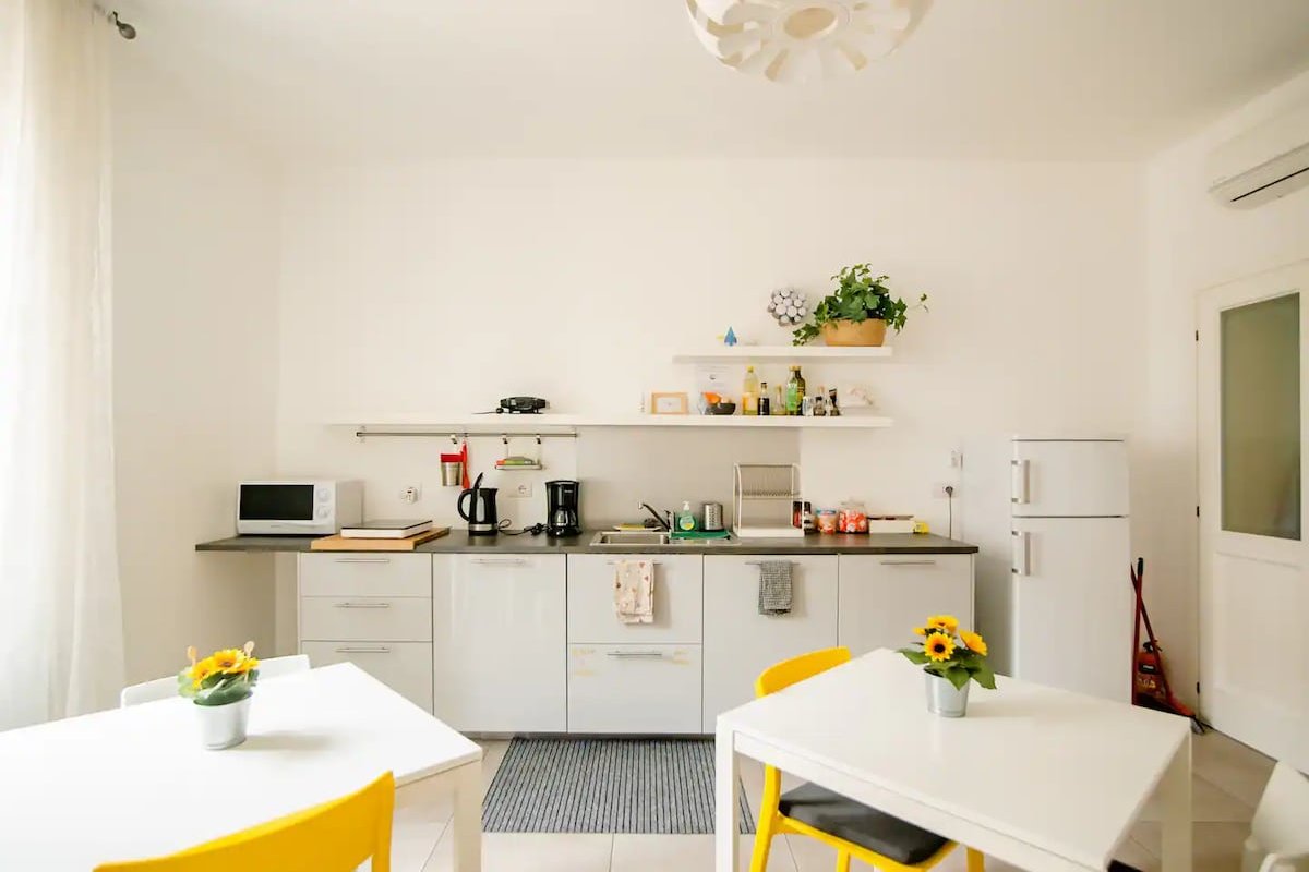 Guesthouse Tree Rooms Modern gallery image 3