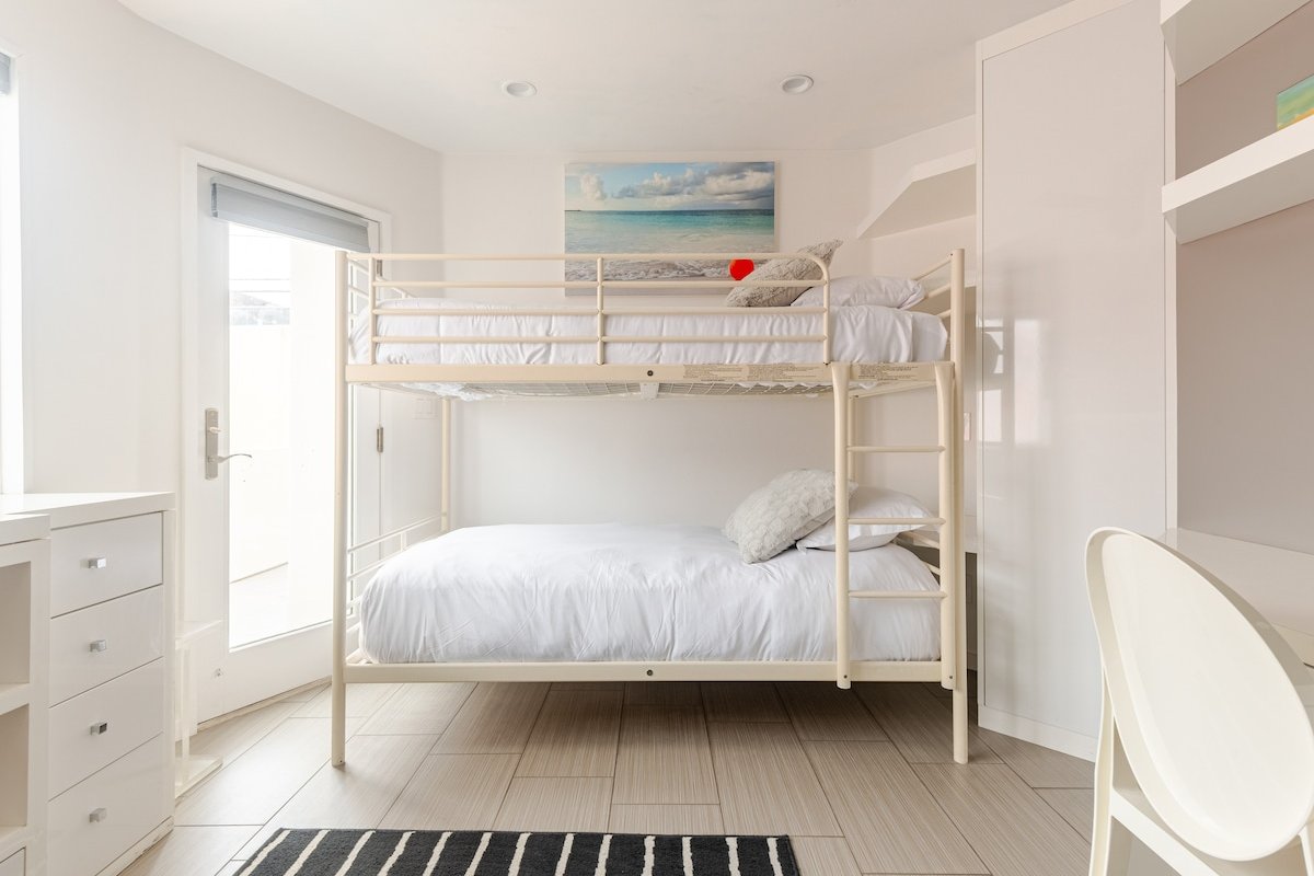 Crown Jewel in Mission Beach w/ rooftop hot tub gallery image 5