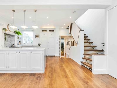 Immaculate Victorian Home – Stylish London Stay