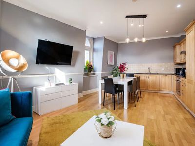 Iconic London Hideaway – 3BD Gem