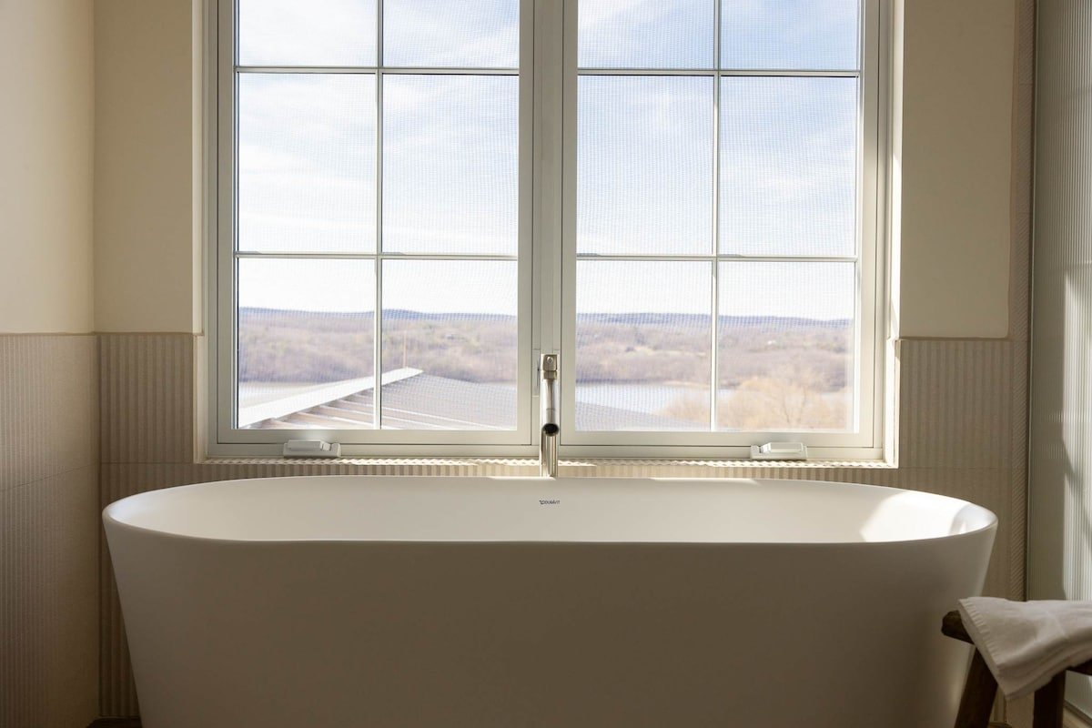 Heated Pool! Sauna! Gym! Stunning Retreat + Views! gallery image 5