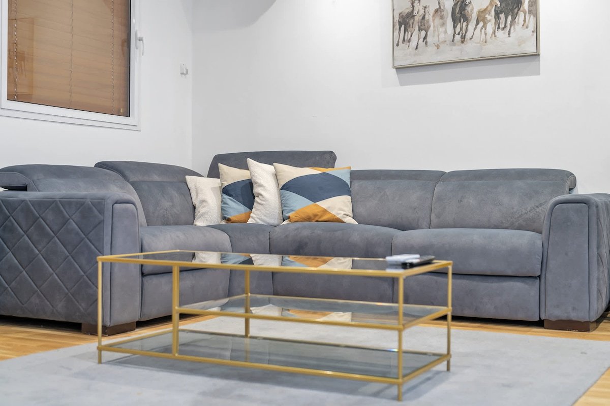 Charming Mayfair Home with Modern Comforts gallery image 2