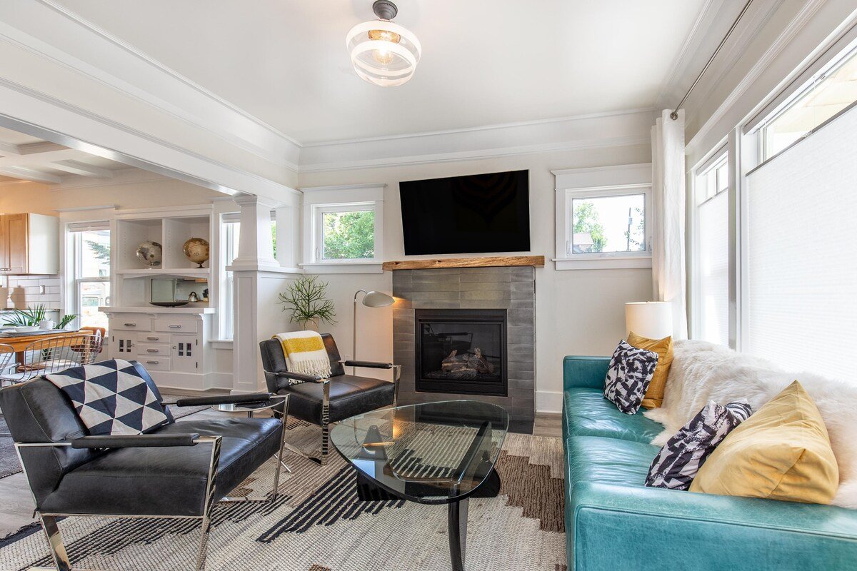 Modern, Sleek & Stylish: 2 blocks from Hawthorne! gallery image 3