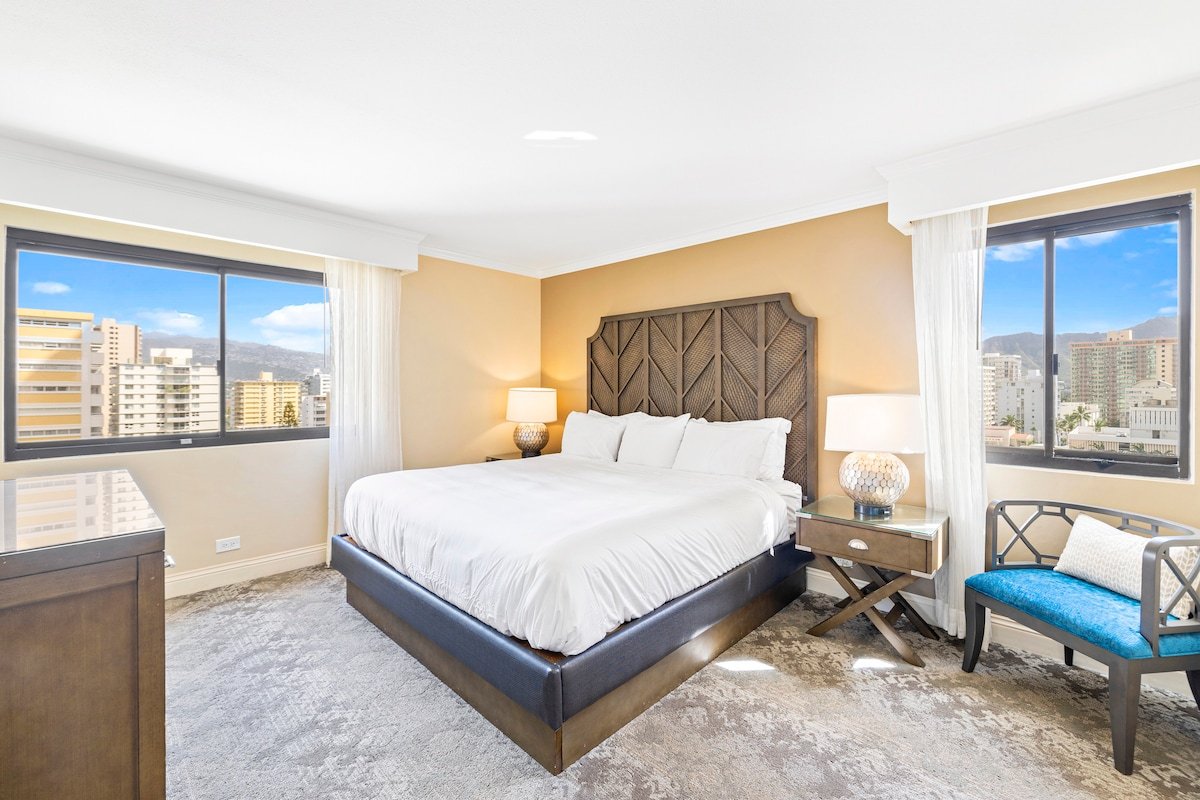 Oceanfront Condo W Free Valet Parking & Balcony gallery image 3