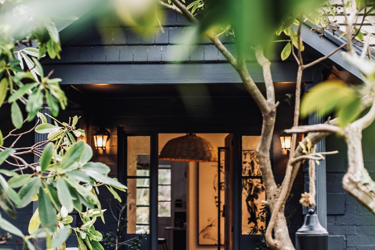 Rivers Edge Homestead. Absolute Waterfront Luxury gallery image 4