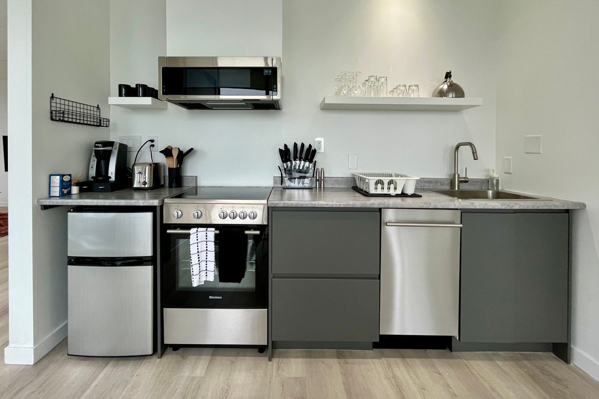 Penthouse Apt w/ Balcony & VIEWS