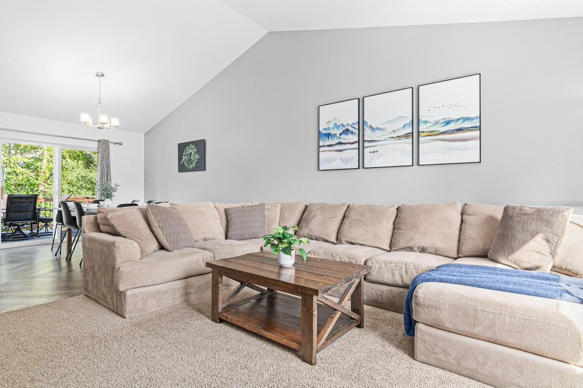 Open Concept | Hot Tub | Ping Pong gallery image 3