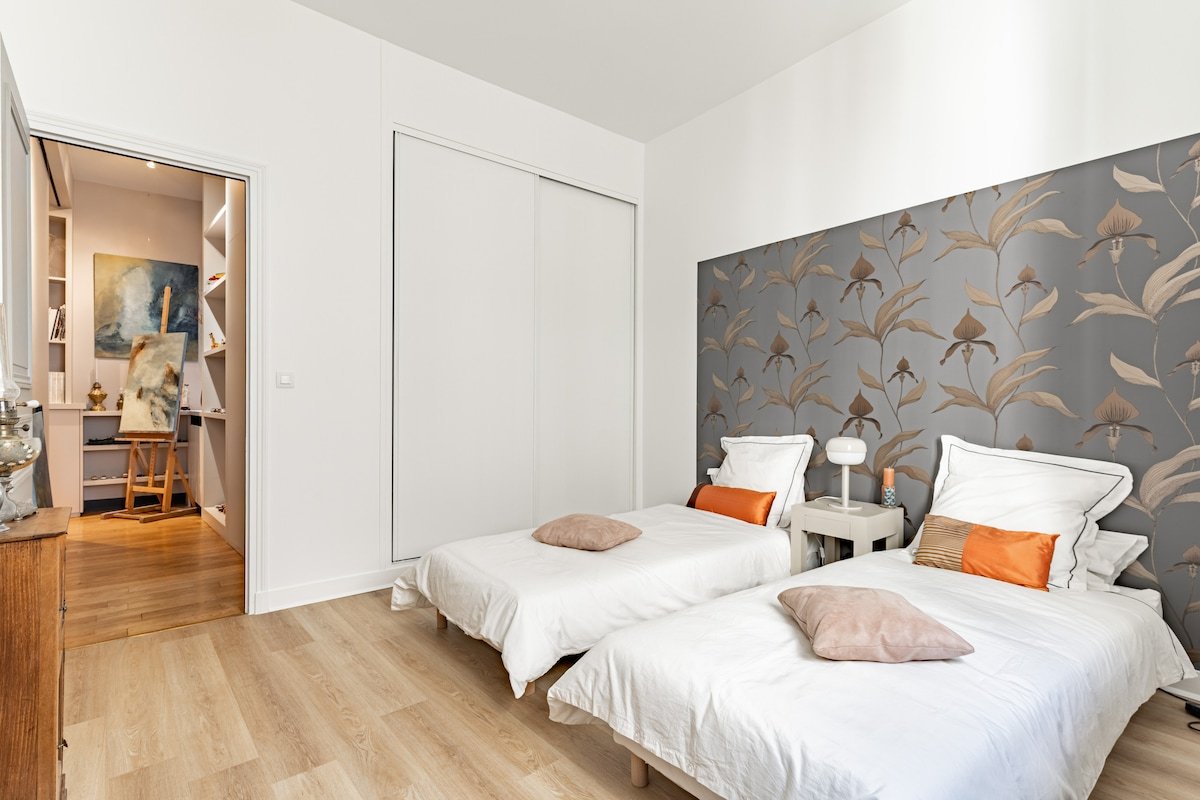 Paris Hoche gallery image 2