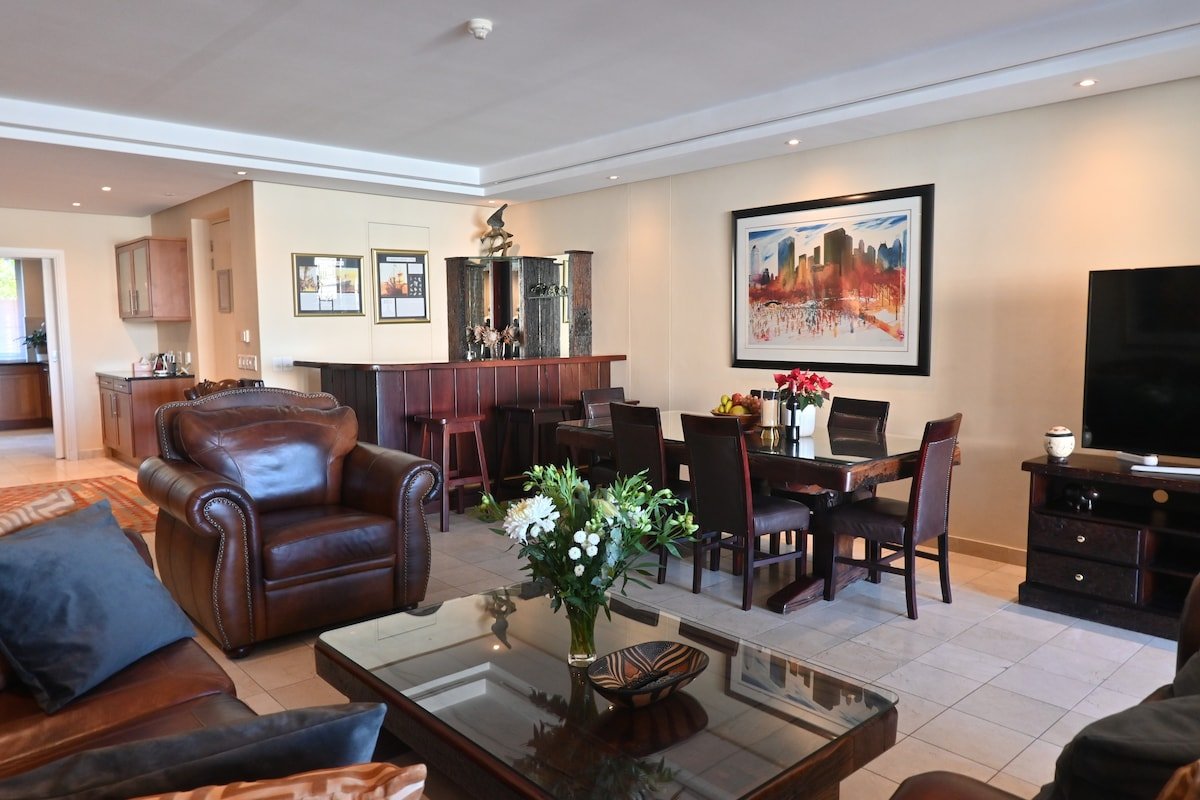 Safe and luxurious apartment in the V&A Waterfront gallery image 5