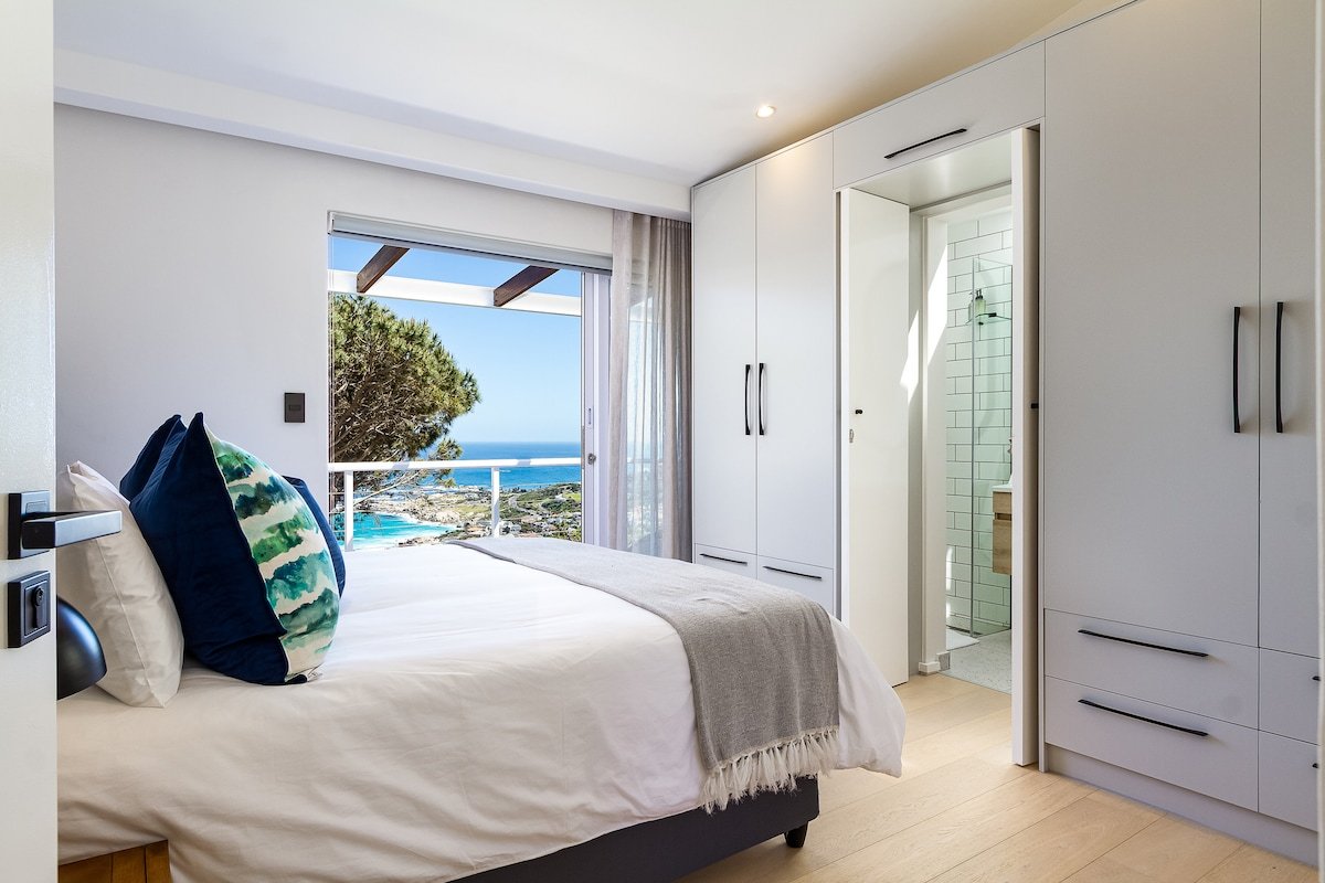 Stylish Home With Ocean & Mountain Views gallery image 5