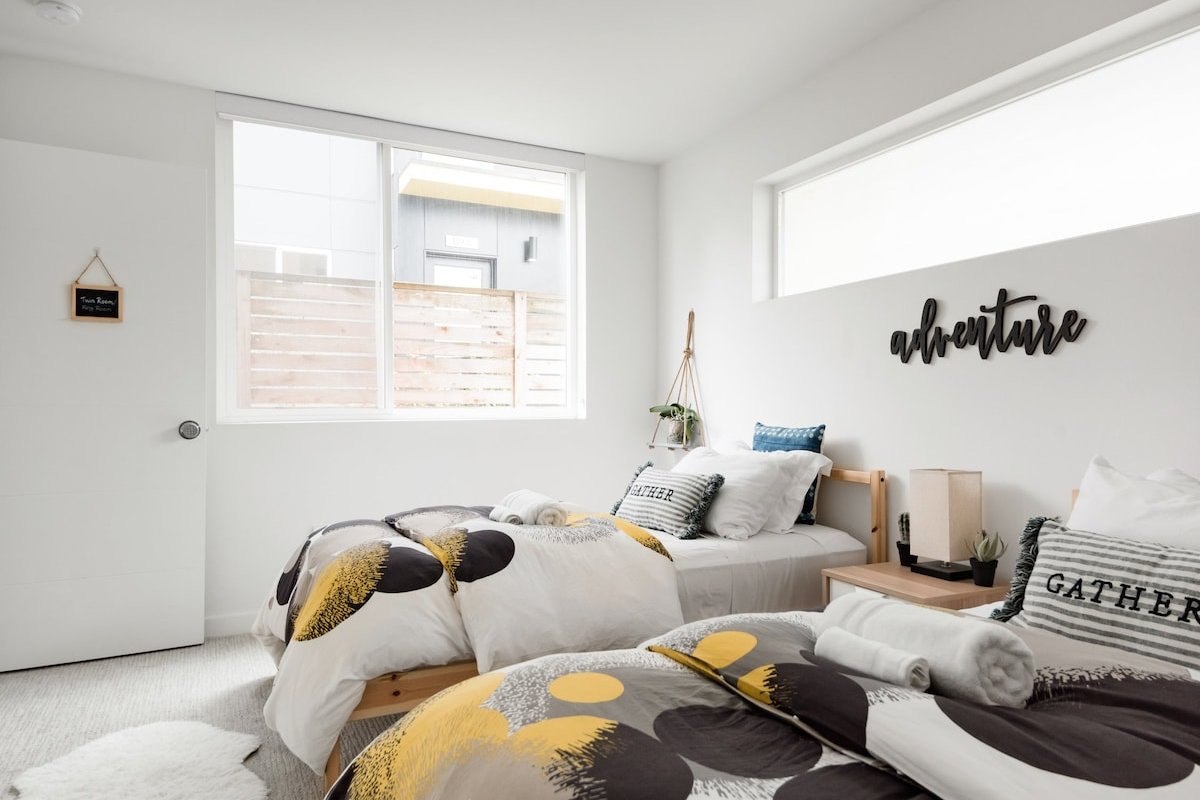 Trendy Seattle 4BR Loft – Rooftop Views & Parking gallery image 4