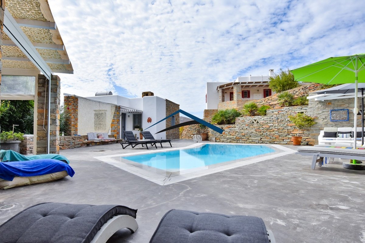 Fantastic villa with a pool and large outdoor area gallery image 3
