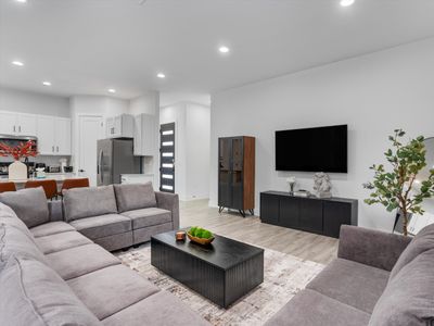 Up to 12 Guests – Luxury Downtown Access – Modern