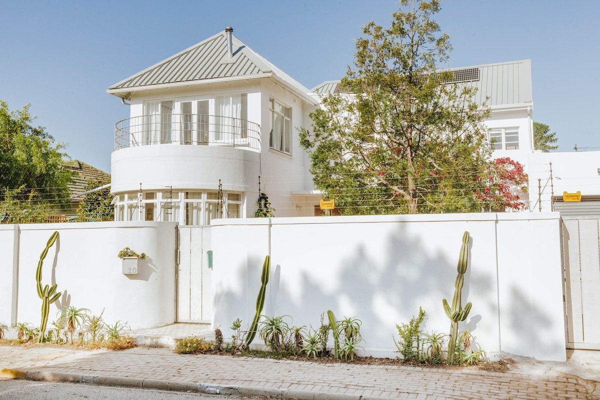 Contemporary family home with pool gallery image 2