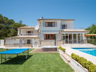 Walk to Beach! Big family Villa w/ Pool & hot tub