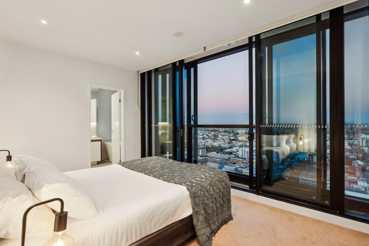 Fortitude Valley 3-Bed, Top Floor + Bridge View gallery image 3