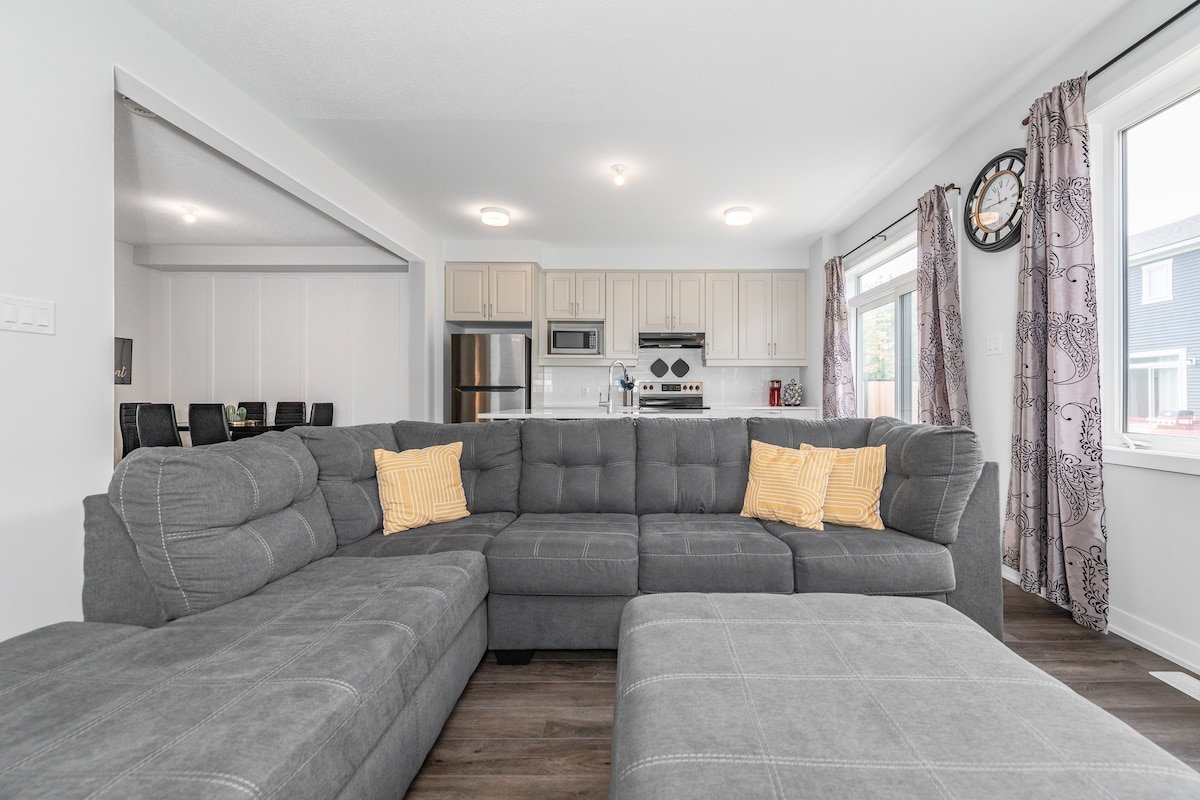 The Green Bohemian: 3beds, 3mins to CanTire Centre gallery image 4