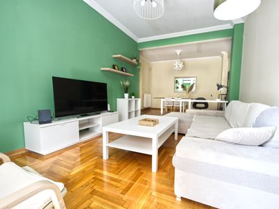 Huge ‘n’ Happy Apartment