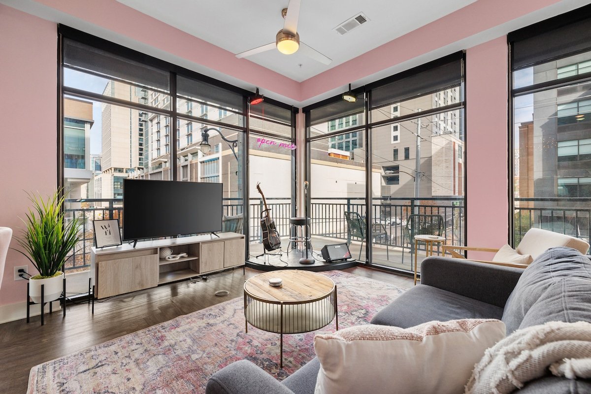 Country’s COOL Again| Corner Unit! Broadway! POOL! gallery image 2