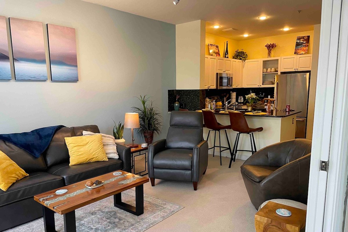 2BR VIEW! 98% Walk Score-FREE pkg-hot tub-pool gallery image 3