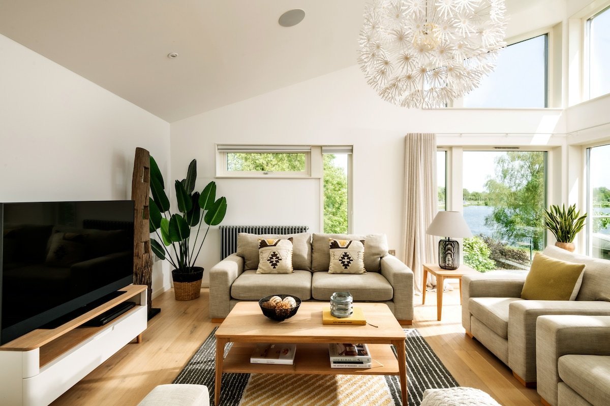 The Lookout | Luxury Lake House with Hot Tub/Kayak