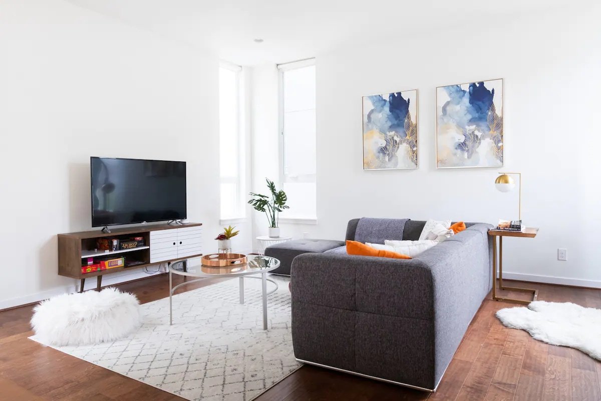 Sophisticated Home with Breathtaking City Views gallery image 4