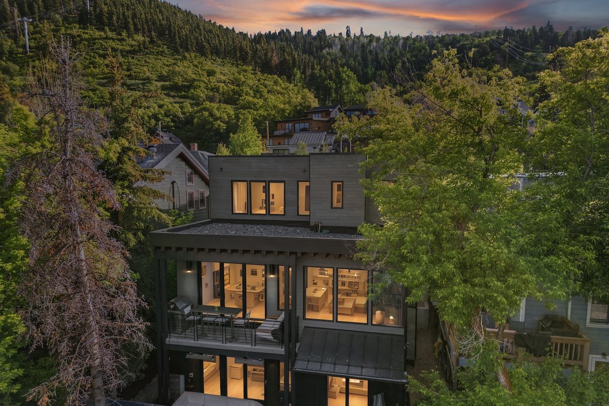 Old Town Luxury, Ski, Hot Tub, Walk to Main St