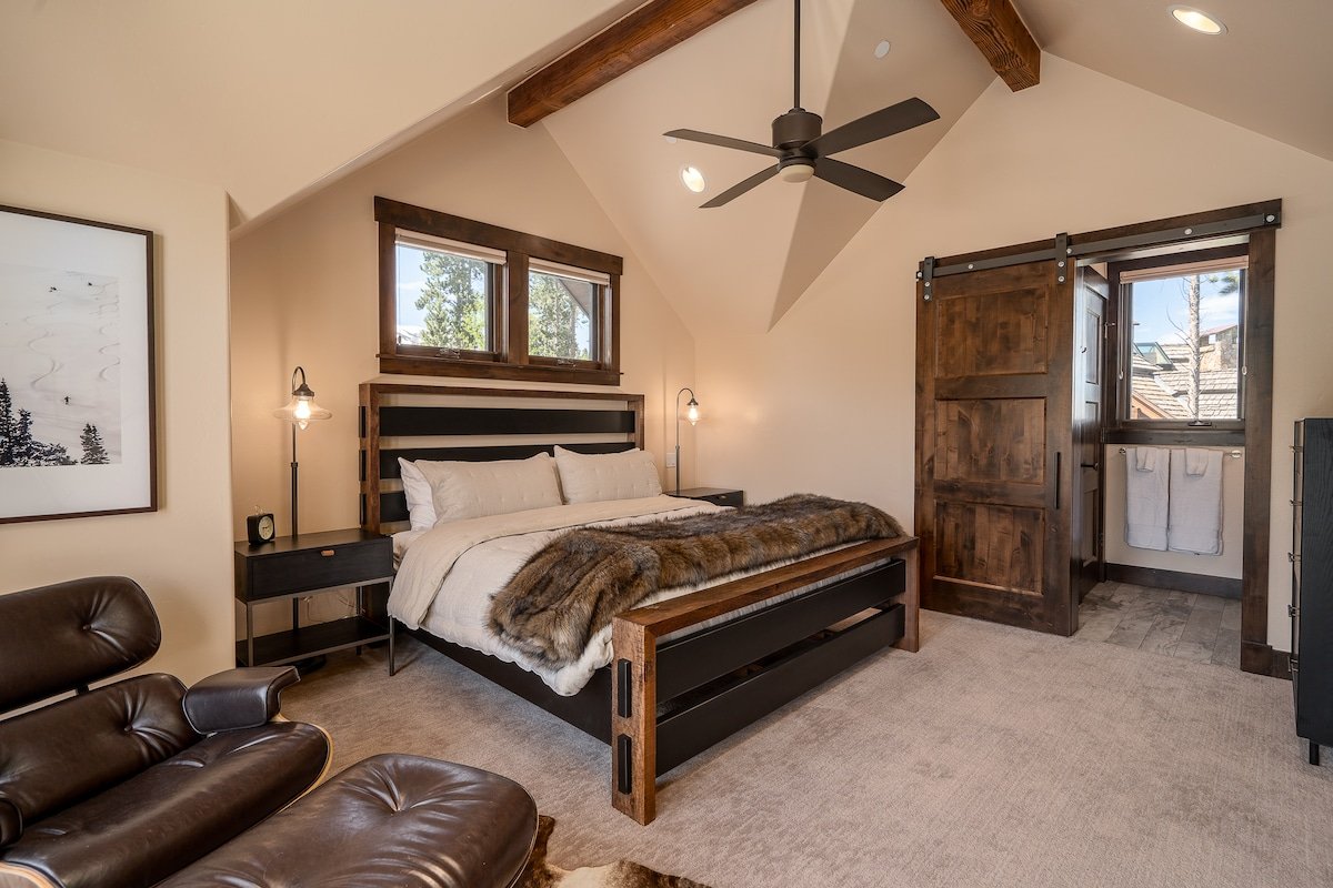 Ski in/Ski out + Hot Tub – Epic Retreat gallery image 3